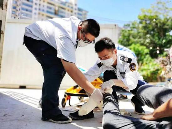 图说:外卖骑手辛苦奔波的背后,是不能忽视的安全问题