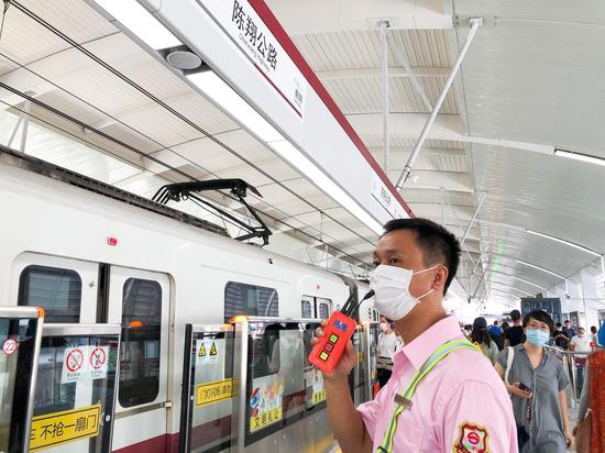 8月25日上午,站务员周国强正在现场进行播报,提示乘客:门灯闪烁,请乘客们停止上下车。