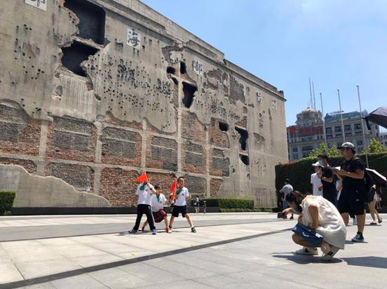 上海四行仓库抗战纪念馆晋元纪念广场上,游客拍照留念。 澎湃新闻资深记者 陈伊萍 图