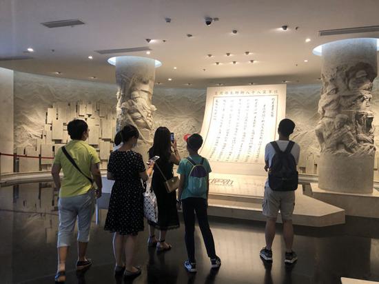 上海四行仓库抗战纪念馆内,市民参观中。 澎湃新闻资深记者 陈伊萍 图