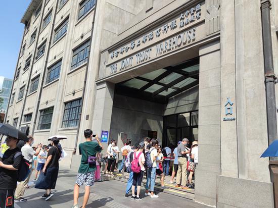 纪念馆进口处汇聚了不少游客。 澎湃新闻资深记者 陈伊萍 实习生 张超焱 图