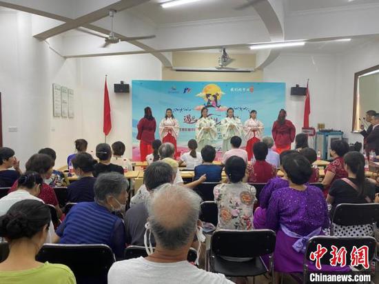 贤殡理事会对村(居)民进行文明办丧宣传、管理并提供服务。 奉贤区融媒体中心供图
