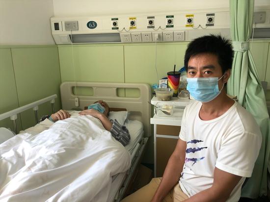 沈杰出院前,哥哥沈稳一直在医院陪护 澎湃新闻记者 李佳蔚 图