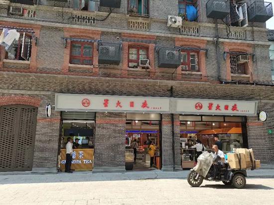 图说:东拓段的南京路步行街,已经更新为老字号与新品牌的竞技场
