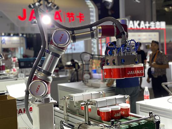 节卡S3协作机器人最能大显身手的工作是在寸土寸金的奶茶火锅店里倒咖啡、做冰淇淋，工作起来一点也不占地方。