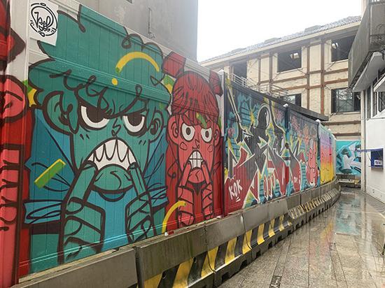在M50园区展出的涂鸦墙，总共延续50米长，由12位国内一线涂鸦艺术家创作。