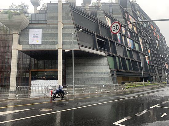 原先在围绕在“天安阳光广场项目”周围的莫干山路上的涂鸦墙已经消失了。  本文图均为 澎湃新闻记者 陈斯斯  图