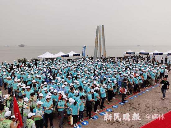 图说:来自上海36个街镇的志愿者来到滨江森林公园,共同与海滩垃圾进行“大作战” 新民晚报记者金旻矣/摄 下同