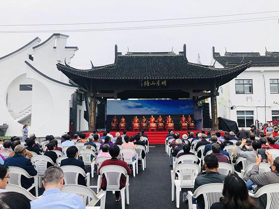 山塘老街现在换了新貌,干净整洁,百姓舞台还有戏看,又重新热闹起来了(金山区供图)