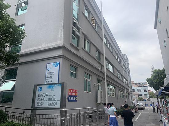 闵行区中心医院发热门诊，目前正在改造建设中，预计9月底建设完工。澎湃新闻记者 陈斯斯 图