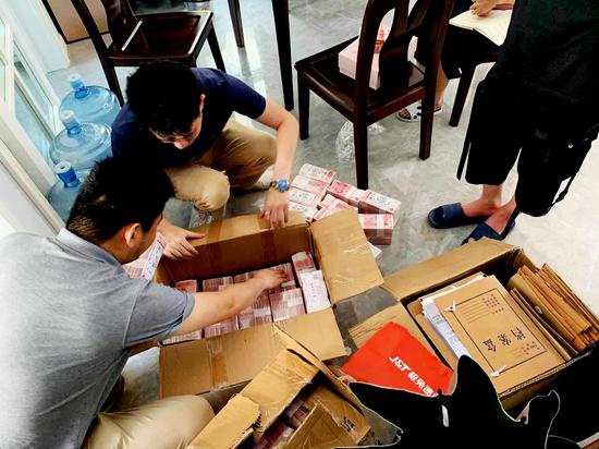 警方查获的大量受害人被骗金额 本文图均为上海市公安局 供图