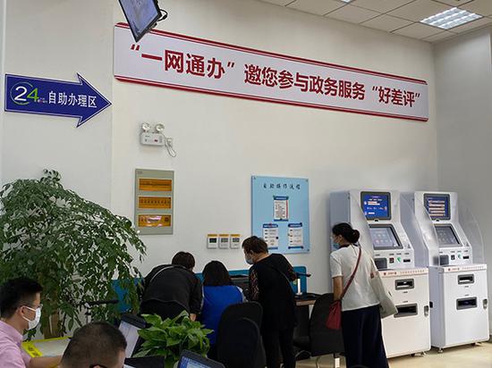 位于闵行区行政服务中心一楼办事大厅的24小时自助办理区。本文图片 澎湃新闻记者 俞凯