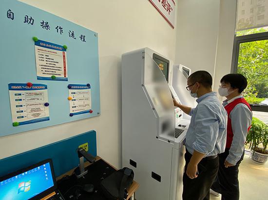 在自助办理区,企业和个人无需取号、无需排队、无需提交纸质材料,只要点点屏幕、刷刷脸就可以将事情办好。