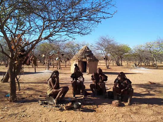 纳米比亚的辛巴族，常被称作“红泥人”，仍保持着原始的生活方式。