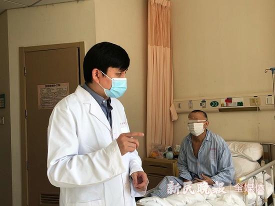 图说:长假首日,记者跟随张文宏医生查房 新民晚报记者 左妍 摄(下同)