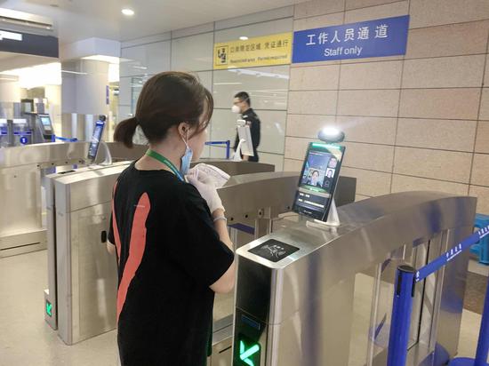 机场工作人员“刷脸”自助通关。陆一行 摄