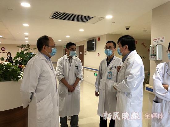 图说:张继明教授(左一)和张文宏教授一起查房