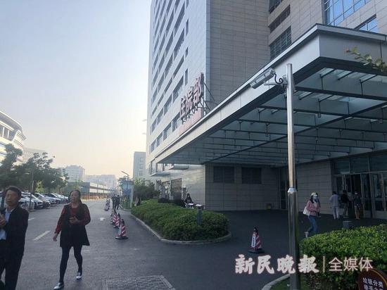 图说:10月1日上午8点的华山医院虹桥院区