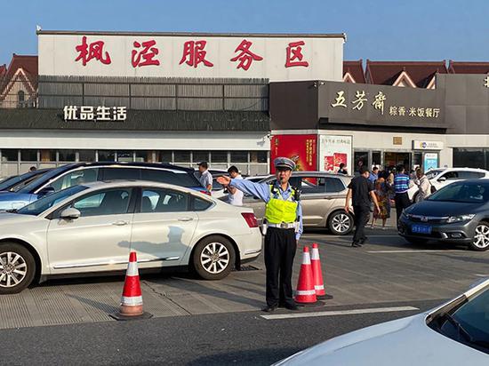 为应对返程高峰，松江警方在服务区增设200余处停车位。  松江公安 图