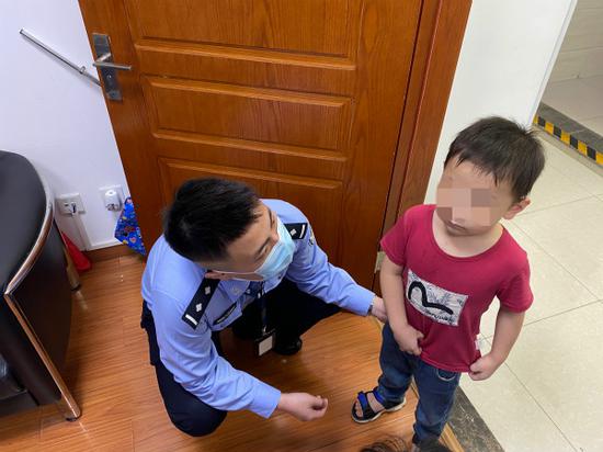 图说：民警在派出所里与迷路幼童悉心交流 普陀公安分局供图（下同）