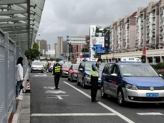 交通执法人员在上海南站附近对出租、公交进行监管。 上海市交通委员会执法总队供图