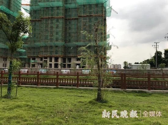 图说:最近的联谊路隔河相望