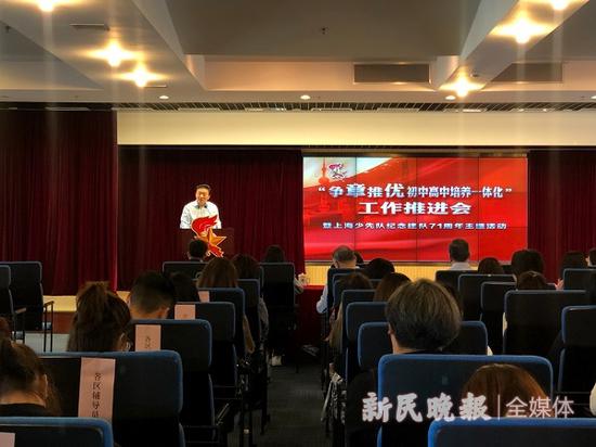 图说: 市少工委主任、市少先队总辅导员赵国强 在活动上讲话 马丹 摄