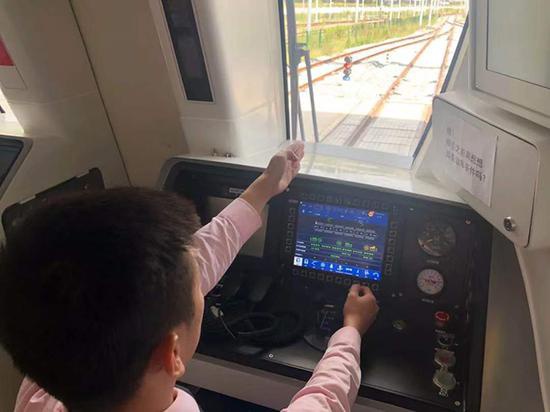 日前,15号线乘务试车组进行了车辆载重测试。