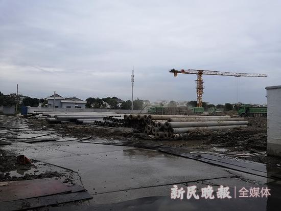 图说:工地夜间施工常常持续到凌晨3时 新民晚报记者 夏韵 摄(下同)