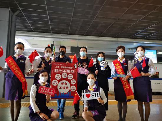 图说:上海客运段乘务人员做好进博会主题宣传 王闻强 摄