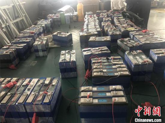 沪警方循线在安徽打掉一个非法生产组装不合格电动自行车电瓶的犯罪团伙,收缴伪劣电瓶1800余只。上海警方供图