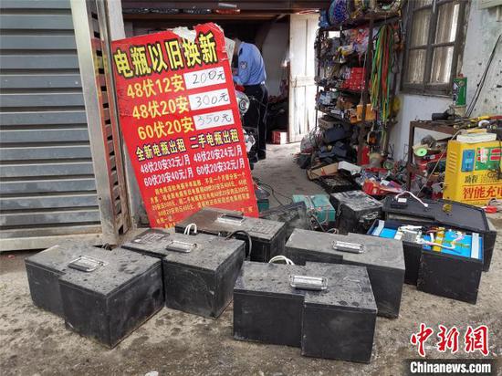 上海警方侦破一起涉及上海全市9个区20余家电动自行车车行的非法租赁出售超标大功率电动自行车电瓶案。上海警方供图