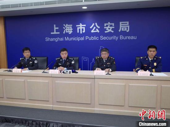 伪劣电瓶搭载“共享经济”?上海警方27日透露,一企业开发小程序非法租售超标劣质电瓶,警方一举摧毁产业链。上海警方供图