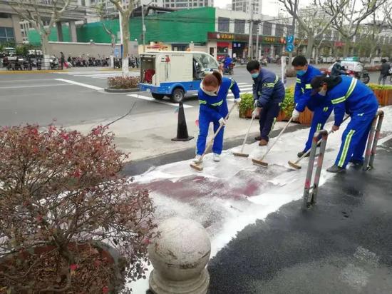虹口的道路保洁人员正在清扫路面