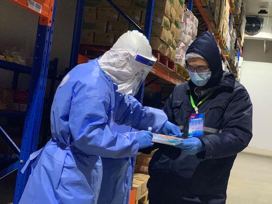 青浦区市场监管局执法人员检查餐饮仓储及配送链工作现场