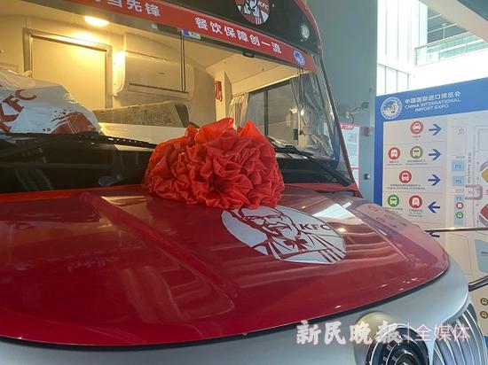 图说:头戴大红花的流动餐车 钱文婷 摄(下同)