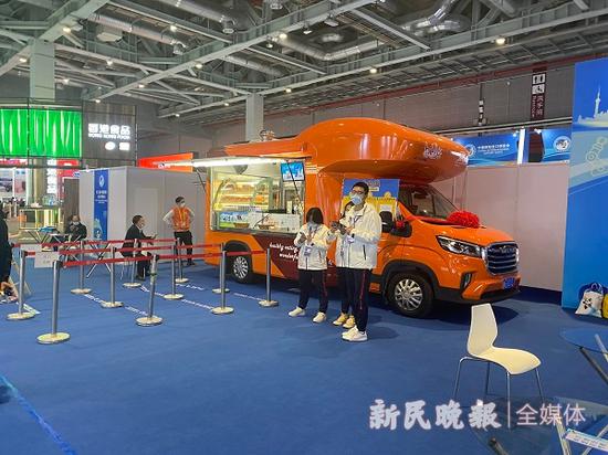 图说:食品展区里的光明流动餐车