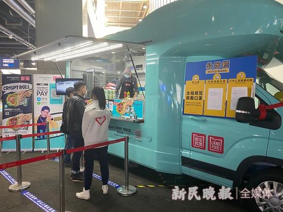 图说:参展商在粮全其美餐车点单