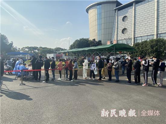 图说:市民有序排队接受采样 新民晚报首席记者 左妍 摄