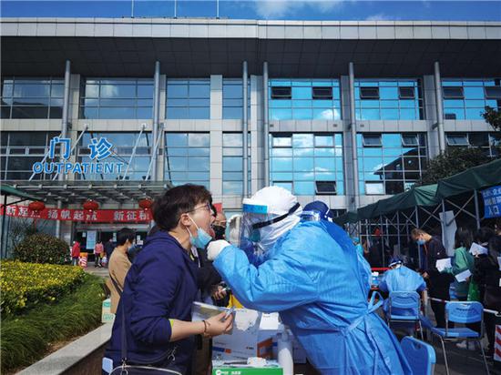图说:浦东新区人民医院的核酸检测点 许君 摄