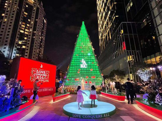 南广场的巨型圣诞树亮灯。