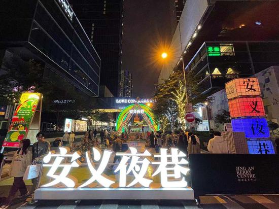 安义夜巷暂停两周后，盛装归来 本文图片均由澎湃新闻记者 陈伊萍 摄