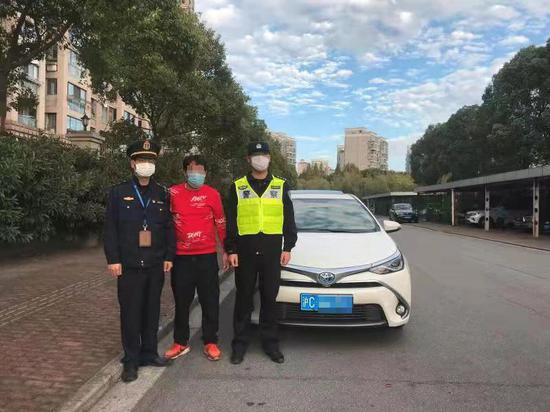 非法网约车驾驶员李某(左二) 上海市交通委执法总队 供图
