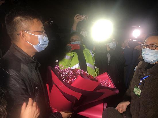 马杰亲历了上海中风险地区清零全过程。28天后回家,她送了一束红玫瑰给妻子孙丽华。澎湃新闻记者 邹娟 图