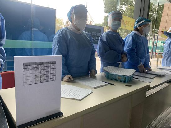 没有准备健康码的老人等人员在现场志愿者的帮助下开展人工流行病学调查