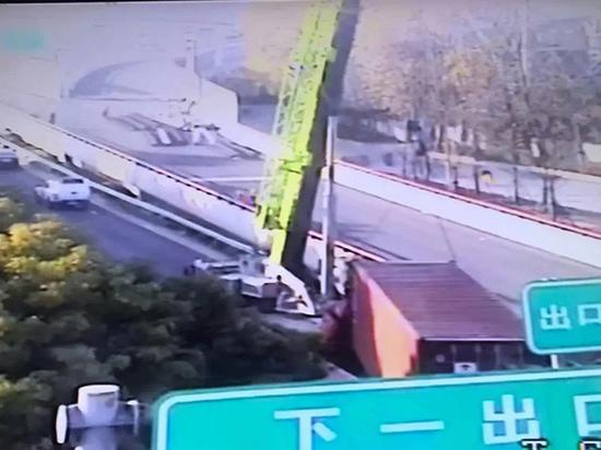 S20外环高速内圈近龙东大道出口,一辆集装箱货车追尾一辆厢式货车,导致驾驶员当场死亡。 本文图均为 上海交通广播微信公众号 图