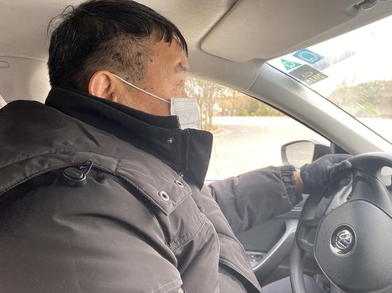 1月7日,72岁的张老伯在马陆驾校练车,准备参加科目二考试。