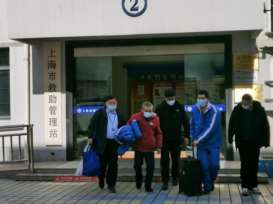 1月13日,曲常顺(化名)在救助站工作人员陪同下,离开救助站,乘坐高铁回家