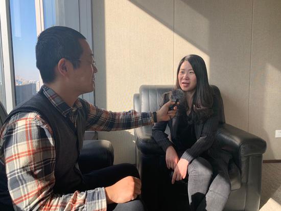 中国人寿上海分公司个险企划部总经理助理袁玲华接受记者采访