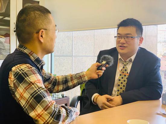 平安人寿上海分公司理赔业务负责人韩越接受记者采访